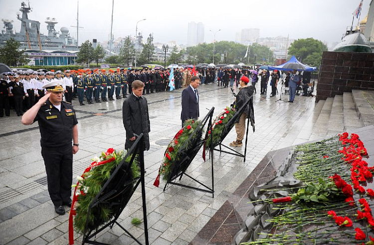 Олег Кожемяко возложил цветы в День памяти и скорби.