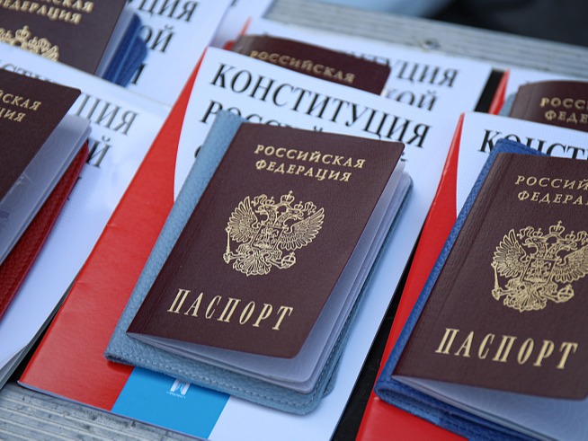 Более 60 иностранцев стали россиянами в Приморье, сообщает www.primorsky.ru.