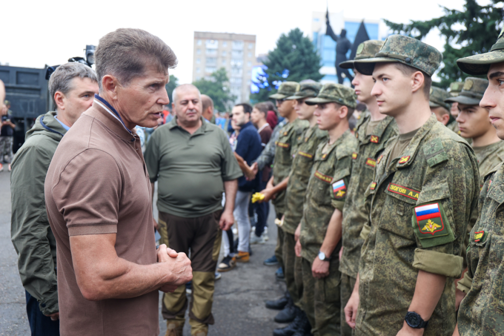 Губернатор Приморья Олег Кожемяко во вторник, 22 августа, поприветствовал добровольцев, прибывших для ликвидации последствий стихийного бедствия в Уссурийск..