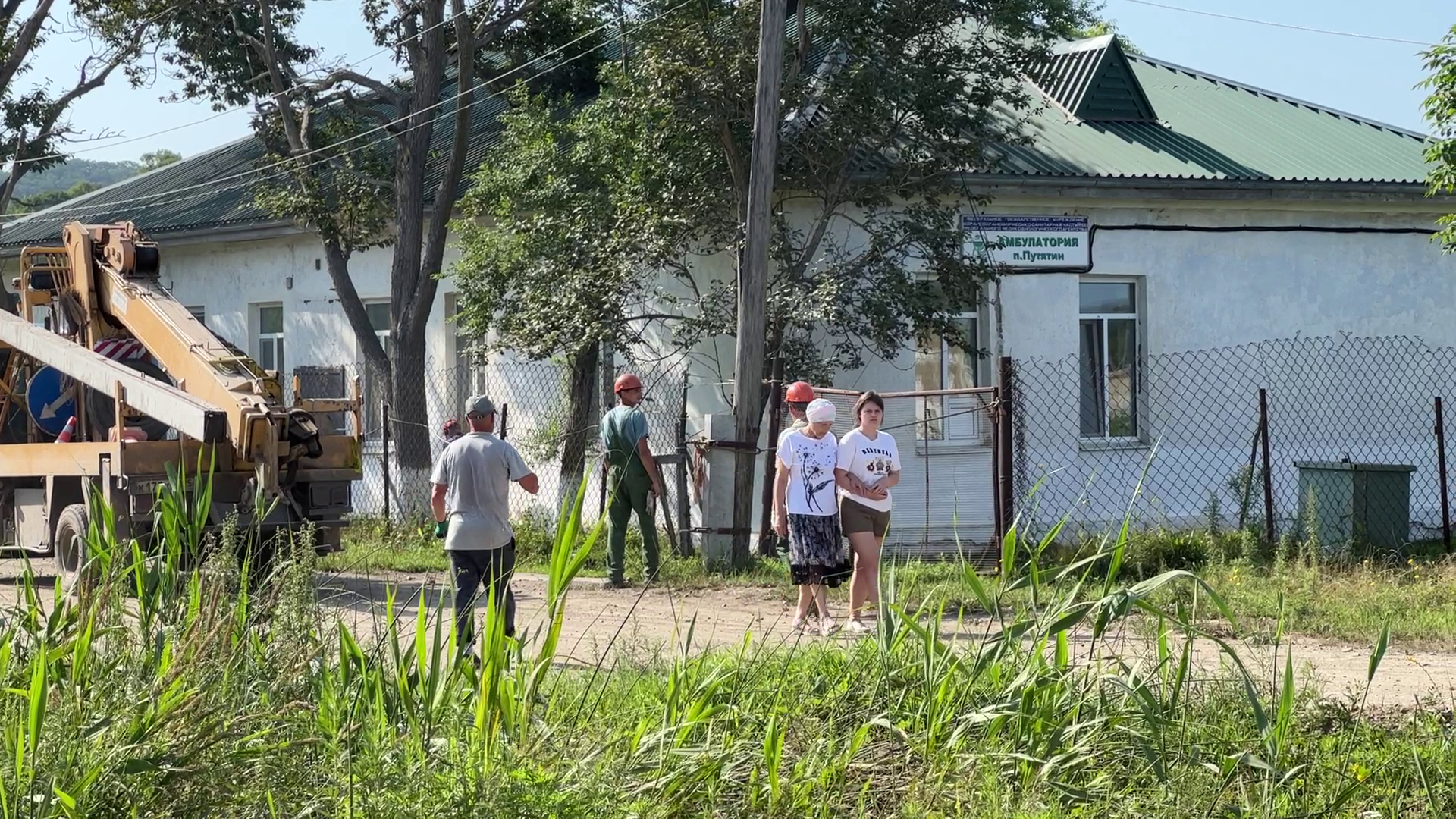 Электрические опоры меняют на острове Путятина в Приморье.