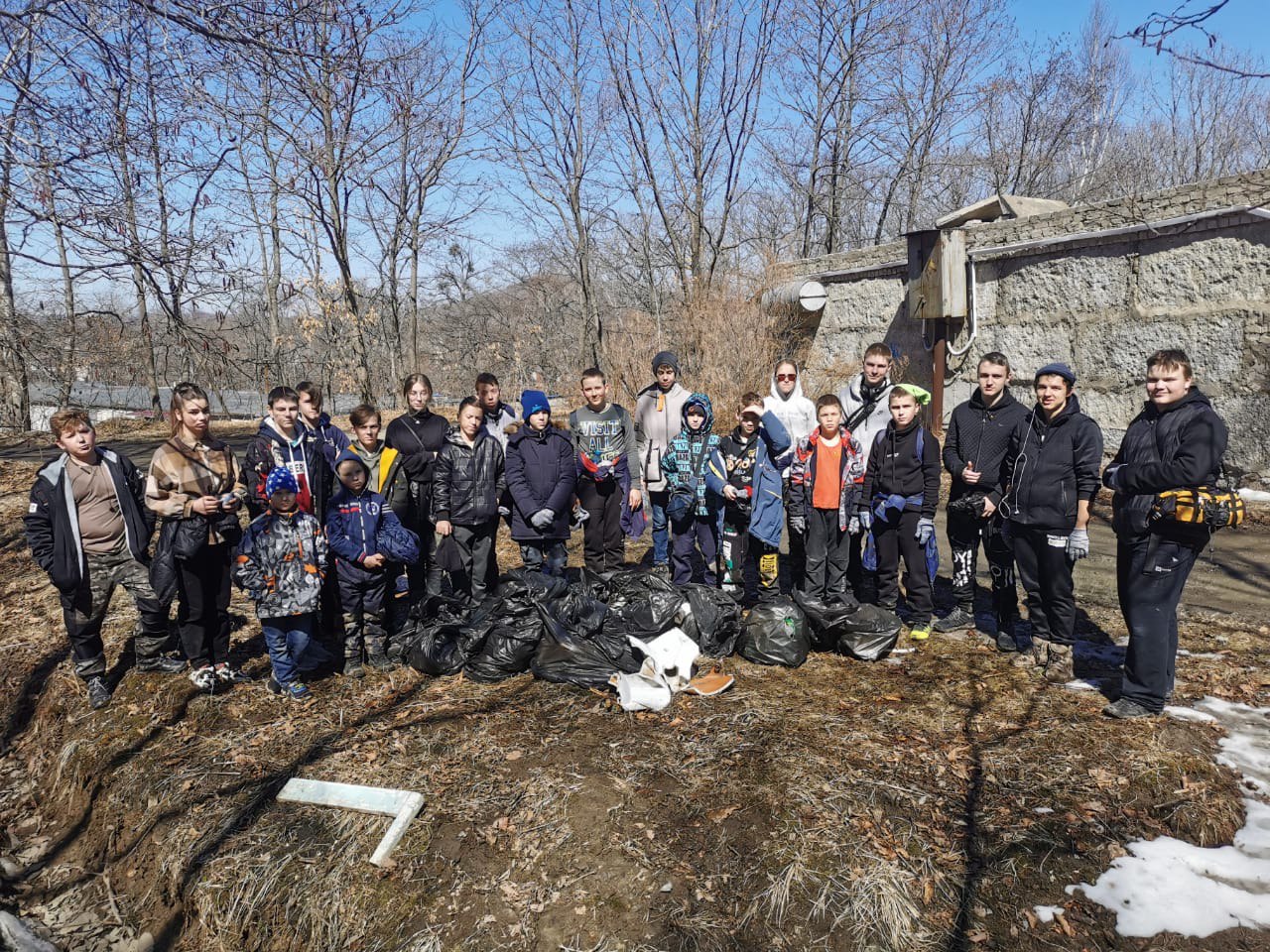 В городском округе ЗАТО Фокино начинается череда субботников. Первыми дали стар наши юные краеведы из краеведческого кружка &quot;Аскольд&quot;..