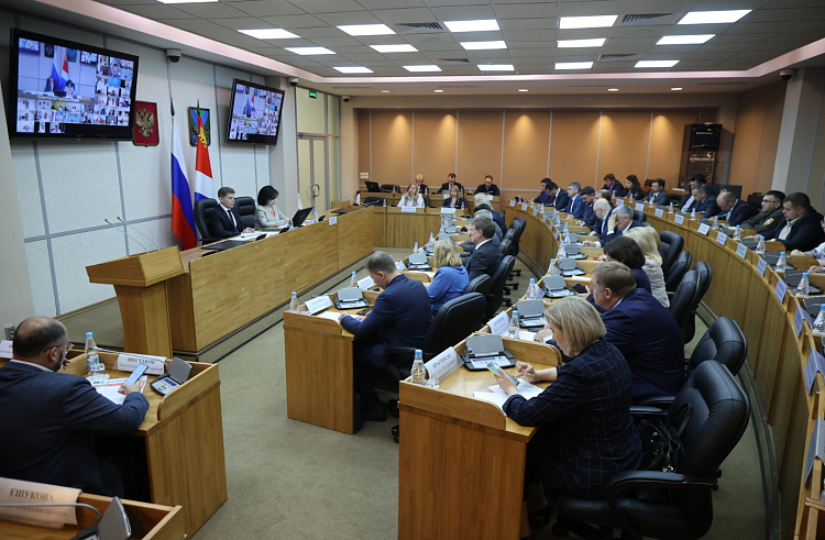 Губернатор Олег Кожемяко поручил главам приморских городов и районов активнее работать над возвращением в муниципальную собственность заброшенных детских летних лагерей, параллельно занимаясь их восстановлением..