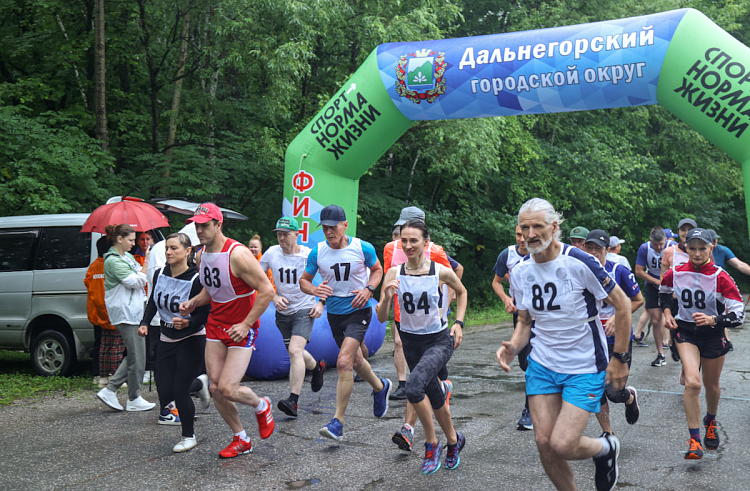 Забег в честь Дня металлурга объединил более 100 любителей спорта в приморском Дальнегорске. Забег в честь Дня металлурга объединил более 100 любителей спорта в приморском Дальнегорске.